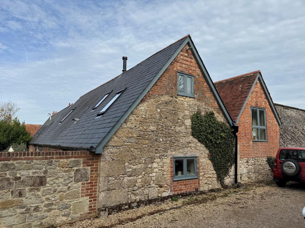 Lot: 44 - TWO COTTAGES, TWO BARNS WITH CONSENT FOR SIX TWO-BEDROOM HOLIDAY COTTAGES AND A POTTERY BARN AND CAR PARK WHICH ARE LET COMMERCIALLY - Side of Cottage